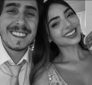 Nyvi Estephan Instagram - Oi pessoal, tudo bem? Como boa parte de vocês já sabe, eu e a Nyvi não somos mais um casal. Não é algo novo, desde o ano passado não estamos mais juntos, muitos de vocês já tinham notado, mas estávamos evitando falar mais, por ser um tema ainda bastante sensível para ambos e não queríamos a interferência da internet nesse momento tão difícil. Como eu já expus publicamente, estive muito doente nos últimos anos, e isso fez com q eu não conseguisse ver luz e brilho nas coisas, inclusive em nosso relacionamento. Isso vem acontecendo há alguns anos, por mais que estivesse muito difícil pra ambos, eu sei que, por muito tempo, ela pôde me ajudar a me separar do fundo do poço. Mas também entendemos que, às vezes, a gente precisa ir mais fundo pra se reerguer, e foi o que eu fiz. Eu decidi terminar o nosso relacionamento há um tempo, e ela entende que parte dessa decisão também foi para que ela parasse de sofrer, pois ela sabe que eu não estava sendo capaz de retribuir o amor que ela me dava. Passamos por uma fase muito difícil, além de cada um com as suas próprias questões, mas jamais deixamos de nos apoiar, nos respeitar, sermos leais, zelarmos um pelo outro, mas sabíamos como a internet pode ser cruel, o que não ajudaria nenhum pouco na recuperação de nenhum de nós. Somos muito amigos, nos amamos muito e, inclusive, até resolvermos nossas vidas, ainda estamos morando sob o mesmo teto. E é justamente por isso que gostaríamos de pedir para quem gosta da gente, nos respeitar nesse momento tão difícil, em que ambos só queremos nos cuidar e sermos felizes. NÓS MERECEMOS ISSO. Obrigada pelo apoio e compreensão. ————————————————————————— Fe, eu desejo que você seja cada dia mais feliz e mais forte e eu sempre vou te amar e levar tudo de bom que nós vivemos, que foram muitas coisas! Tudo que você me ensinou e todos os seus dias de sol, sempre serão uma das partes mais lindas de mim. Brilhe muito, pois você é uma estrela que ilumina a vida de tantas pessoas, não merece jamais ter o seu brilho apagado. Feliz nova vida e eu estarei aqui para vibrar com cada uma de suas próximas conquistas 🌟 ❤️ com amor, Nyvi