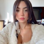 Nyvi Estephan Instagram - Spoiler: meu nariz sangr0u, sujou minha roupa e tive q me trocar kkkkrying 🥲. Mas eu lavei na pia e usei outro dia com a bolsa branca 💁‍♀️. Acertei?