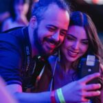 Nyvi Estephan Instagram - Ainda estamos no mês 4 e eu já tive a honra de apresentar campeonatos MUNDIAIS de QUATRO jogos diferentes, simplesmente: Rainbow Six, Counter Strike 2, Call of Duty Mobile e Free Fire (o último eu deixo meu agradecimento às minhas parceiras maravilhosas @carolbombshell e @camilotaxp por todo apoio). Isso que eu nem falei da quantidade de viagens que fiz a trabalho já.. Eu comecei o ano cheia de conturbações, mas recebi uma infinidade de BÊNÇÃOS!! E contandooo… pois ainda tem muita coisa boa pra esse ano ❤️🙏 obrigada de verdade a todos que fazem parte dessas conquistas e a vocês que me apoiam sempre 🫶 essas fotos são do @snapdragon_brasil Pro Series Mobile Masters, obrigada @esl_mobile e @eslbrasil 🙏 vamos em frente 💪💪💪💕