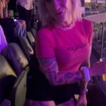 Nyvi Estephan Instagram - Qndo vc vai dar um close e qse se esborracha (arrasta pro lado pra ver 🥲) kakaka noite das girls no show do Jão 🫶