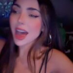 Nyvi Estephan Instagram - Qndo vc vai dar um close e qse se esborracha (arrasta pro lado pra ver 🥲) kakaka noite das girls no show do Jão 🫶