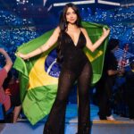 Nyvi Estephan Instagram - O Brasil é campeão no Mundial realizado no Brasil!!! Vocês tem noção o quão surreal e raro é isso? É simplesmente um sonho fazer parte dessa história, eu não tenho palavras pra descrever! Obrigada @r6esportsbr , todos os meus amigos casters e produção, aos times e, principalmente, a todos vocês que acompanham o jogo e são uma torcida maravilhosa e apaixonada! Vocês merecem essa festa em casa! Amanhã é a grande final e será disputada entre 2 times brasileiros: @fazeclan vs @w7mgaming . BORA DERRUBAR O IBIRAPUERA 🔥🔥🔥
