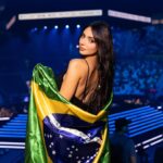 Nyvi Estephan Instagram - O Brasil é campeão no Mundial realizado no Brasil!!! Vocês tem noção o quão surreal e raro é isso? É simplesmente um sonho fazer parte dessa história, eu não tenho palavras pra descrever! Obrigada @r6esportsbr , todos os meus amigos casters e produção, aos times e, principalmente, a todos vocês que acompanham o jogo e são uma torcida maravilhosa e apaixonada! Vocês merecem essa festa em casa! Amanhã é a grande final e será disputada entre 2 times brasileiros: @fazeclan vs @w7mgaming . BORA DERRUBAR O IBIRAPUERA 🔥🔥🔥