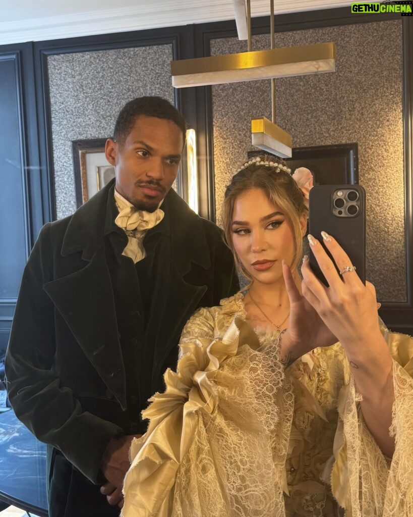 Océane Amsler Instagram - Duc and Duchesse of Glabellery - Nous sommes en plein tournage pour une vidéo YouTube pour la sortie de la 3ème saison des Chroniques de Bridgerton. @levraimotif a laissé pousser ses cheveux le temps d’une photo 💀🤣 La robe que je porte est une vraie robe de la série 😍 J’ai trop de chance 🙂‍↔️