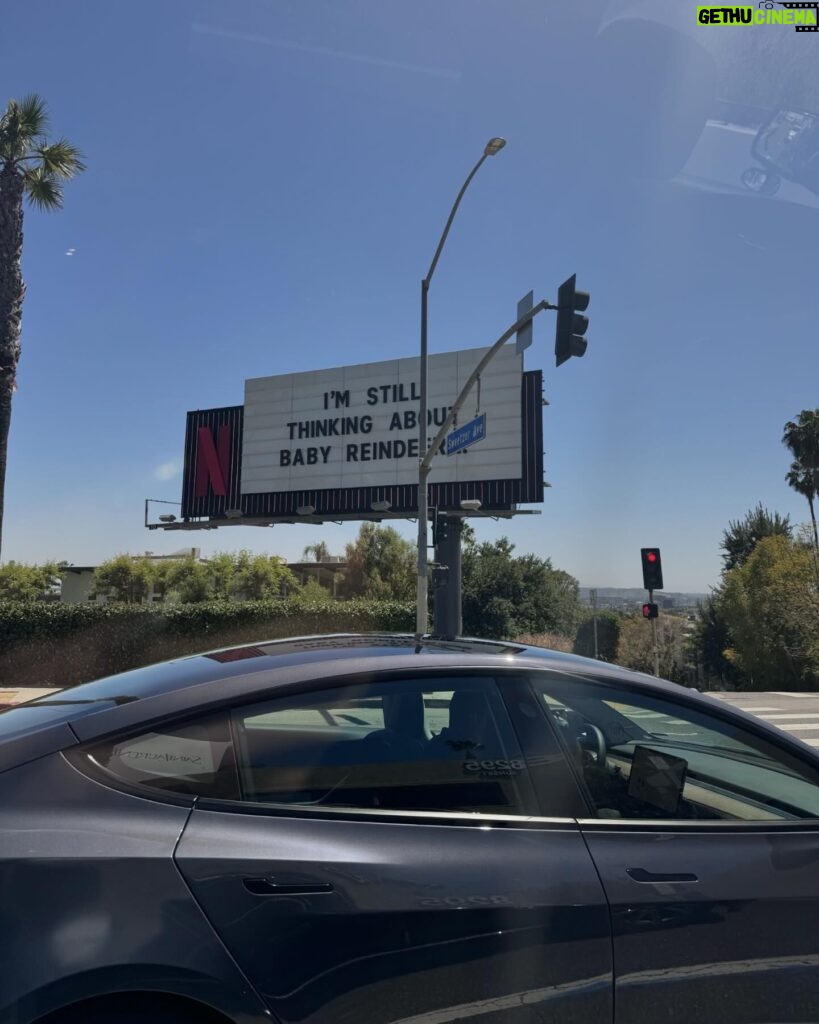 Océane Amsler Instagram - C’est mon dernier jour à L.A et à chaque fois que j’y vais, c’est pour moins d’une semaine. J’aimerai vraiment y retourner plusieurs semaines pour profiter de la vibe parceque j’aime beaucoup ( je ne me vois pas y vivre mais j’adore l’énergie ) merci encore à @fentybeauty pour ce voyage extraordinaire ❤️ ps ce voyage a été offert ( et ceux avant Noël, ce qui est une chance en soit )