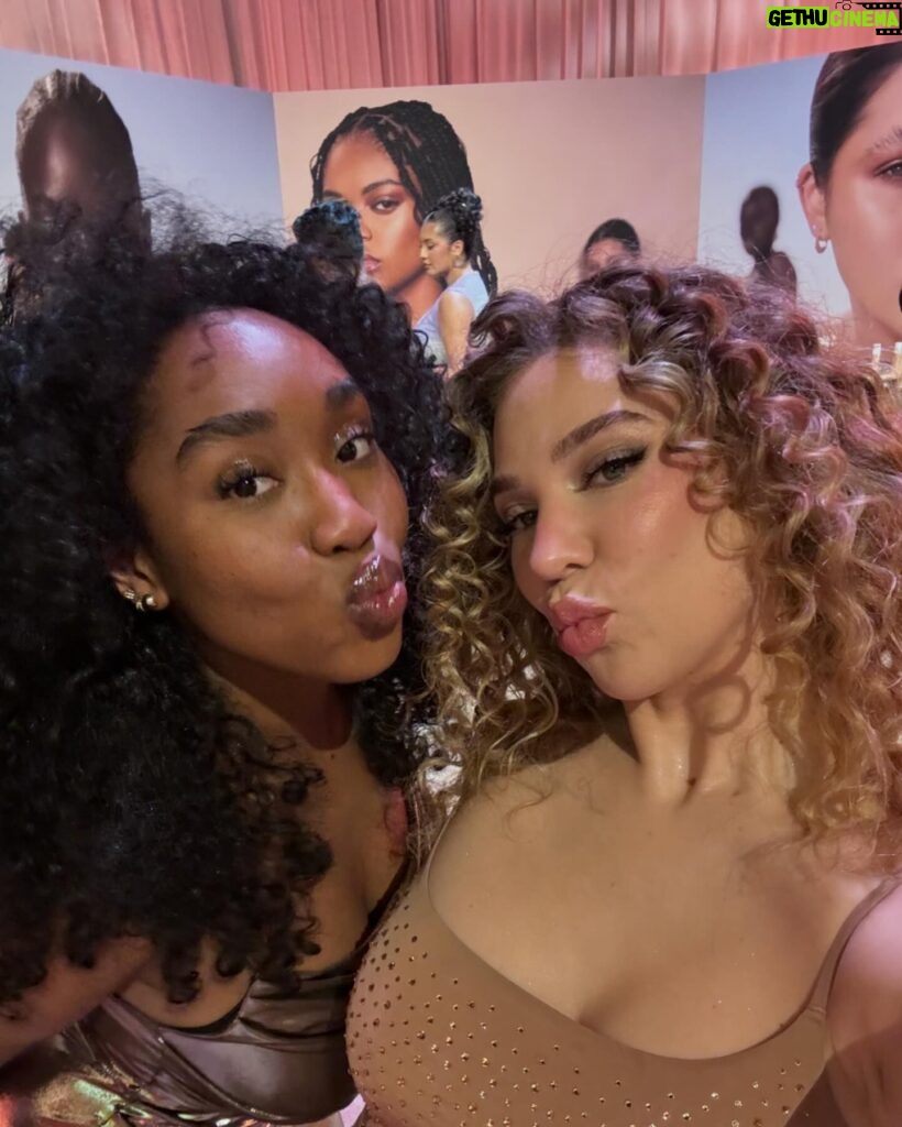 Océane Amsler Instagram - J’AI PAS EU MA PHOTO AVEC RIRI 😭 Slide 1 : j’ai dead Slide 2 : @badgalriri respire le même air que moi donc je cri Slide 3 : j’ai pas eu de photo avec elle donc je pleure mais j’étais mignonne donc petit selfie Slide 4 : à défaut de @badgalriri j’ai une photo avec @sally Slide 5 : on part la tête haute Merci infiniment @fentybeauty et @honora_bes pour ce moment inoubliable 🥹❤️ La prochaine fois, j’aurai une photo avec ma star 🤍🙏🏼