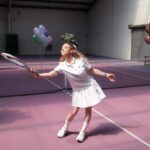 Océane Amsler Instagram - On a tourné un clip qui sortira sur YouTube sur un terrain de tennis rose - PS: Le vendeur a oublié l’antivol sur le pantalon de @levraimotif 💀🤣 @lacoste aidez-nous 🙏🏼 ah et c’est @alexhaze__ à la photo 🤍