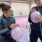 Océane Amsler Instagram - On a tourné un clip qui sortira sur YouTube sur un terrain de tennis rose - PS: Le vendeur a oublié l’antivol sur le pantalon de @levraimotif 💀🤣 @lacoste aidez-nous 🙏🏼 ah et c’est @alexhaze__ à la photo 🤍