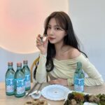 Oh Ha-young Instagram - #광고 진로에서 새롭게 출시된 진로골드🌸 국내산 쌀 100% 증류 원액이 들어가 부드러움의 황금비율을 구현해냈다고 하는데요 게다가 제로 슈거여서 더 부담 없이 마실 수 있어서 좋았어요! 진로의 마스코트 행운과 부의 상징 황금두꺼비와 함께 ‘로즈 골드’와 ‘에메랄드 블루’로 디자인된 라벨이 고급스럽고 영롱해서 플레이팅 하기에도 좋더라고요👏 진로골드는 전국 대형마트 및 편의점 등 다양한 곳에서 구매하실 수 있다고 하니 여러분도 사랑하는 친구 가족 애인과 맛있는 음식과 함께 페어링 하며 즐겨보세요🩷 (과하고 지나치지 않은 적당한 음주를 권장합니다☺) #진로골드 #부드러움의황금비율 #진로100주년 #하이트진로 #신상소주 #제로슈거