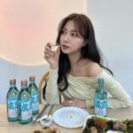 Oh Ha-young Instagram - #광고 진로에서 새롭게 출시된 진로골드🌸 국내산 쌀 100% 증류 원액이 들어가 부드러움의 황금비율을 구현해냈다고 하는데요 게다가 제로 슈거여서 더 부담 없이 마실 수 있어서 좋았어요! 진로의 마스코트 행운과 부의 상징 황금두꺼비와 함께 ‘로즈 골드’와 ‘에메랄드 블루’로 디자인된 라벨이 고급스럽고 영롱해서 플레이팅 하기에도 좋더라고요👏 진로골드는 전국 대형마트 및 편의점 등 다양한 곳에서 구매하실 수 있다고 하니 여러분도 사랑하는 친구 가족 애인과 맛있는 음식과 함께 페어링 하며 즐겨보세요🩷 (과하고 지나치지 않은 적당한 음주를 권장합니다☺) #진로골드 #부드러움의황금비율 #진로100주년 #하이트진로 #신상소주 #제로슈거