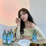 Oh Ha-young Instagram - #광고 진로에서 새롭게 출시된 진로골드🌸 국내산 쌀 100% 증류 원액이 들어가 부드러움의 황금비율을 구현해냈다고 하는데요 게다가 제로 슈거여서 더 부담 없이 마실 수 있어서 좋았어요! 진로의 마스코트 행운과 부의 상징 황금두꺼비와 함께 ‘로즈 골드’와 ‘에메랄드 블루’로 디자인된 라벨이 고급스럽고 영롱해서 플레이팅 하기에도 좋더라고요👏 진로골드는 전국 대형마트 및 편의점 등 다양한 곳에서 구매하실 수 있다고 하니 여러분도 사랑하는 친구 가족 애인과 맛있는 음식과 함께 페어링 하며 즐겨보세요🩷 (과하고 지나치지 않은 적당한 음주를 권장합니다☺) #진로골드 #부드러움의황금비율 #진로100주년 #하이트진로 #신상소주 #제로슈거