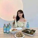 Oh Ha-young Instagram - #광고 진로에서 새롭게 출시된 진로골드🌸 국내산 쌀 100% 증류 원액이 들어가 부드러움의 황금비율을 구현해냈다고 하는데요 게다가 제로 슈거여서 더 부담 없이 마실 수 있어서 좋았어요! 진로의 마스코트 행운과 부의 상징 황금두꺼비와 함께 ‘로즈 골드’와 ‘에메랄드 블루’로 디자인된 라벨이 고급스럽고 영롱해서 플레이팅 하기에도 좋더라고요👏 진로골드는 전국 대형마트 및 편의점 등 다양한 곳에서 구매하실 수 있다고 하니 여러분도 사랑하는 친구 가족 애인과 맛있는 음식과 함께 페어링 하며 즐겨보세요🩷 (과하고 지나치지 않은 적당한 음주를 권장합니다☺) #진로골드 #부드러움의황금비율 #진로100주년 #하이트진로 #신상소주 #제로슈거