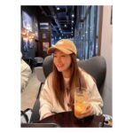 Oh Na-ra Instagram - 좋은이웃이랑 건강한 생과일주스 느므좋아🥳