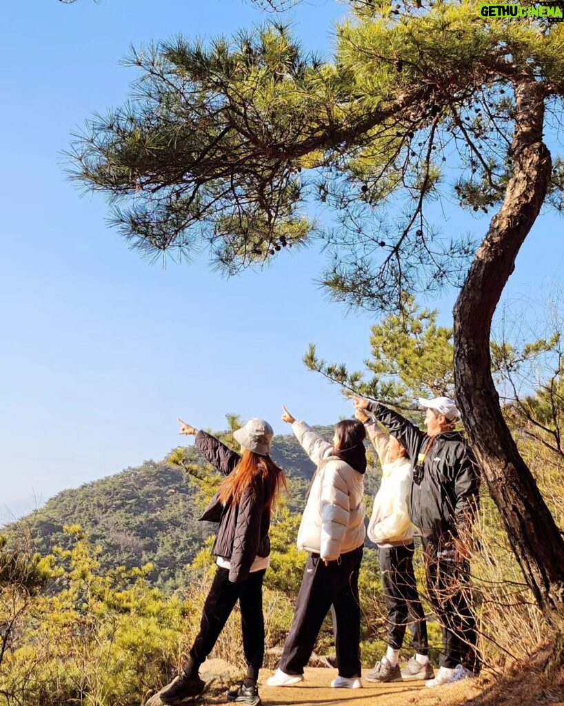 Oh Na-ra Instagram - 새해맞이 산오름 윗집 아랫집 조합 #건강하자💪