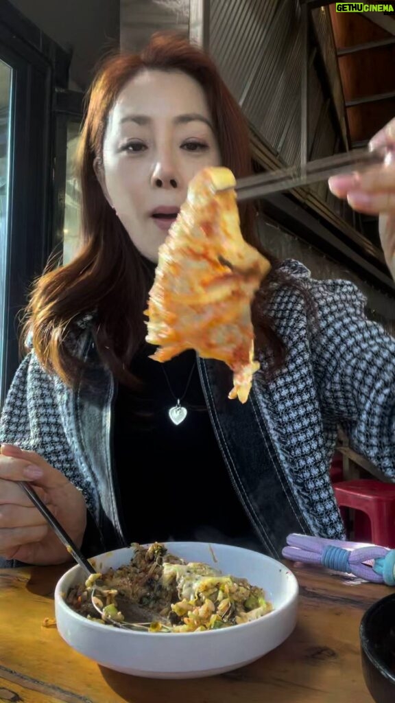 Oh Na-ra Instagram - 이번엔 치즈볶음밥이다!!🧀 모짜렐라 치즈 듬뿍넣은 볶음밥에 김치 둘둘 말아 한입에 꿀꺽🤭 #천상의맛