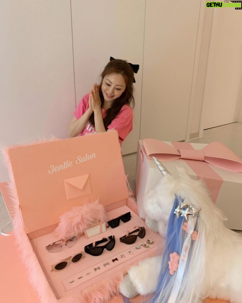 Oh Na-ra Instagram - 제니의 통큰 선물 🎁 💕 #아파트404 가족