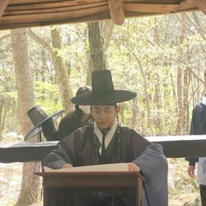 Ok Taec-yeon Instagram - 지금까지 “가슴이뛴다” 시청해주셔서 감사합니다. 추운 겨울부터 무더운 여름까지 함께 해온 배우분들 스텝분들 진심으로 고생많으셨습니다. 또 한번 많은 것들을 배울 수 있는 현장이였고, 정말 애착가는 드라마였습니다. 선우혈로서는 마지막 인사드리지만, 또 새로운 모습으로 인사드릴게요! 감사합니다!