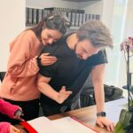 Oka Giner Instagram - Hoy hace un año @nachored me regaló una casita de juguete y me prometió que me la iba a convertir en una de verdad. No tardo el año cuando eso pasó. En la segunda foto está firmando la escritura de nuestra 🏠❤️ En el video 3 la está limpiando porque como así que pretendía regalármela y que yo la limpiara. Eso JAMÁS! La cuarta foto no tiene nada que ver pero me pareció así como muy San Valentín. Les deseo a todas un Nacho Redondo en sus vidas ❤️ Que por cierto desde que me regaló mi casa como que se ve más guapo. Te amo con el alma @nachored ❤️