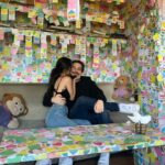 Oka Giner Instagram - Hoy hace un año @nachored me regaló una casita de juguete y me prometió que me la iba a convertir en una de verdad. No tardo el año cuando eso pasó. En la segunda foto está firmando la escritura de nuestra 🏠❤️ En el video 3 la está limpiando porque como así que pretendía regalármela y que yo la limpiara. Eso JAMÁS! La cuarta foto no tiene nada que ver pero me pareció así como muy San Valentín. Les deseo a todas un Nacho Redondo en sus vidas ❤️ Que por cierto desde que me regaló mi casa como que se ve más guapo. Te amo con el alma @nachored ❤️