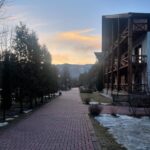 Oksana Fyodorova Instagram - После Барнаула мы отправились в Горно-Алтайск . Посмотреть красоты, зарядиться энергией , отдохнуть и впервые попробовать пантовые ванны . 🌲☀️ Нас дружелюбно и гостеприимно встретили сотрудники великолепной здравницы Марьиного острова @marin_ostrov.altay Я давно хотела там побывать , это действительно очень мощное энергетическое место , где ты наедине с собой, отдыхаешь и наполняешься. #алтай#природа#энергетика .