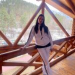 Oksana Fyodorova Instagram - После Барнаула мы отправились в Горно-Алтайск . Посмотреть красоты, зарядиться энергией , отдохнуть и впервые попробовать пантовые ванны . 🌲☀️ Нас дружелюбно и гостеприимно встретили сотрудники великолепной здравницы Марьиного острова @marin_ostrov.altay Я давно хотела там побывать , это действительно очень мощное энергетическое место , где ты наедине с собой, отдыхаешь и наполняешься. #алтай#природа#энергетика .