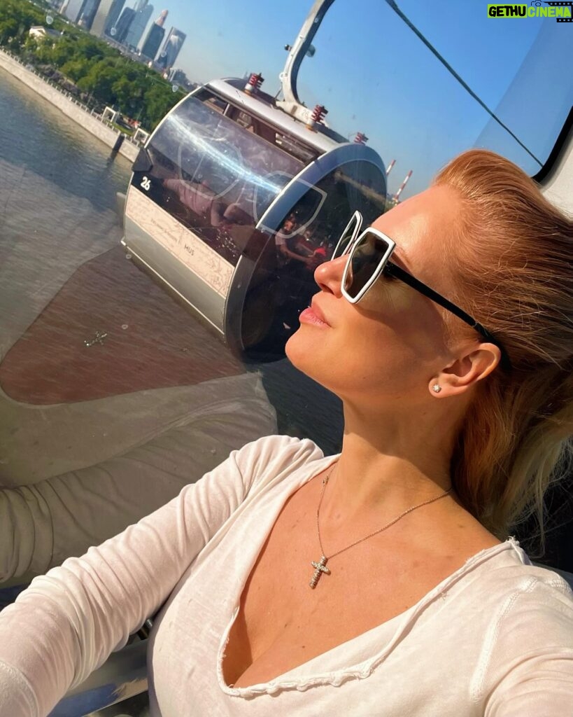 Olesya Sudzilovskaya Instagram - Самый любимый город на земле! 💞 В Москву пришла весна с ароматом сирени!💜 #москва #россия #moscow #russia #выходныессемьей #weekend #лужники