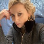 Olga Medynich Instagram - Я люблю всех женщин, которых играла. Я всегда старалась в каждой найти что-то хорошее, что-то что откликается во мне. Вспоминая своё прошлое, своё вчера, я понимаю, что каждая роль повлияла на меня. Например, любимая графиня Ольга Анваровна из «Вампиров средней полосы», была своенравна и непредсказуема, высокомерна, но постепенно раскрывалась, становясь заботливой и участливой к членам своей “семьи”. Роль Ольги изменила меня, научила иному взгляду на мир и даже на «зло» и «неправильность»! Сегодня я разглядываю свет в каждом дне, событии, человеке, которого встречаю на пути, словно меняю сторону на виниловой пластинке любимого Чайковского. Этот опыт открывает мне глаза на новые аспекты жизни и вдохновляет на поиск гармонии. Интересно, чему я научусь завтра?