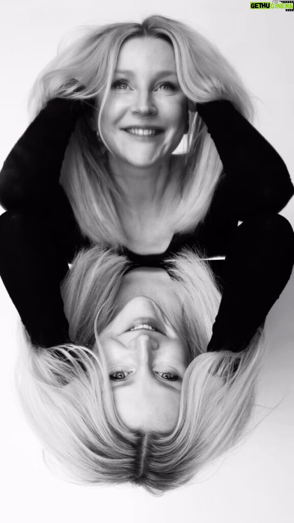 Olga Medynich Instagram - На самом деле я внизу :) а сверху моё отражение , как забавно что оно моложе , веселее и наивнее чем я 😳 #шок #мояОленька #всегдасомной #🤗#медыничольга фото @gorafoto