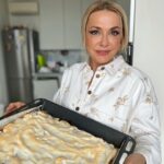 Olga Sumskaya Instagram - СЕЗОН СЛИВ В РОЗПАЛІ!‼️ Маю трохи часу і натхнення…👩‍🍳 Сьогодні спекла для родини фірмовий пісочний пиріг зі СЛИВАМИ !Нереальна смакота !😋 Тож,викладаю ПОКРОКОВИЙ РЕЦЕПТ: Свіжі сливи 700 гр,аби вистачило покрити тісто, Борошна:3 стакани плюс один на заміс Вершкового масла 200гр, 4 яйця,ванільний цукор,розпушувач або дрібка соди ,сік лимону столова ложка,півтора стакана цукру. Починаємо:відділити акуратно жовтки від білків(якщо навіть грам потрапить жовтку,не зібʼється‼️).Поставити білки в хол-к.Збити чотири жовтки з пів-склянки(може трохи більше,на ваш смак)цукру .Збиті жовтки вводимо до борошна.На терці(крупній) натираємо холодне вершкове масло(я беру зазвичай пачку),все змішуємо руками і додаємо розпушувач(пів чайної ложки) погашений соком лимона(або харчову соду ,теж пів чайної ложки ‼️) ,вийде столова ложка з соком лимону,трохи почекайте,аби поширіло(загасити) і вливайте в тісто! Додаємо ванільний цукор.Місимо!Борошна скільки візьме з цих 4 стаканів!Тісто не має липнути до рук . Формуємо кульку і кладемо до хол-ка на 10/15 хв.Тим часом збиваємо білки до піків,поступово вводячи трохи більше ,ніж півстакана цукру і чайну ложечку лимонного соку .Має вийти густа,стійка маса!Ставимо в холод! Миємо і витираємо рушником сливи!Чистимо від кісточок ,виймаємо ТІСТО з холоду,розкатуємо на пергаменті тоненько по формі деко,викладаємо гарненько на тісто наші сливи і в духовку на 20/30 хв.,будете бачити,як зарумʼяниться…При температурі 160*‼️☝🏻Я люблю,аби було гарно пропечене,тоді сливи дають трохи соку,запікається як треба! Виймаємо деко з тістом і сливами з духовки і покриваємо густенько ЗБИТИМИ БІЛКАМИ🧁 !Знову в духовку!Запікаємо ще 5-7 хв,аби білки взялися румʼянцем!Різати теплим! ШО ВАМ СКАЗАТИ…Це суперсмак! Можна проковтнути язика…Приготуйте і напишіть,як вийшло…🙌🏻🥧 До речі,цей пиріг можна готувати з вишнями(з компоту теж),але відтиснути трохи сік,з яблуками,з абрикосами!Аби було бажання! Чекаю реакцій і рекомендацій,все читаю,цьом!❤️ #українка #пирігзісливами #готуйморазом Зберігай рецепт!‼️🙌🏻