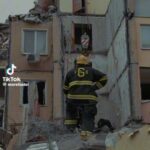 Olga Sumskaya Instagram - 💔Одеса. Мама намагалася закрити собою 8-місячну дитину. Намагалася вберегти. Їх знайшли у міцних обіймах…🙏🏻🙏🏻🙏🏻 Ще два життя забрали терористи. Ще два…. Пекельний біль😩 Загальна кількість загиблих, на жаль, зросла до 10🙏🏻🙏🏻🙏🏻🕯️ ОДЕСА!Глибокі співчуття!