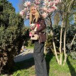 Olga Sumskaya Instagram - Квітнуть красуні…Обожнюю…🌸🌸🌸!Памʼятаю ,як ми з доцею пʼятнадцять років тому за ініціативи @igor_dobrutskyi 🌳 саджали на Пейзажці сакури і ялинки…Які ж вони прекрасні виросли…А на нашому дереві прижилася гілочка звичайної вишні,хтось прищепив…Дивовижно!Поспішайте на Пейзажну алею насолодитися красою!🌸🌳
