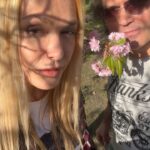 Olga Sumskaya Instagram - Квітнуть красуні…Обожнюю…🌸🌸🌸!Памʼятаю ,як ми з доцею пʼятнадцять років тому за ініціативи @igor_dobrutskyi 🌳 саджали на Пейзажці сакури і ялинки…Які ж вони прекрасні виросли…А на нашому дереві прижилася гілочка звичайної вишні,хтось прищепив…Дивовижно!Поспішайте на Пейзажну алею насолодитися красою!🌸🌳