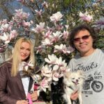 Olga Sumskaya Instagram - Квітнуть красуні…Обожнюю…🌸🌸🌸!Памʼятаю ,як ми з доцею пʼятнадцять років тому за ініціативи @igor_dobrutskyi 🌳 саджали на Пейзажці сакури і ялинки…Які ж вони прекрасні виросли…А на нашому дереві прижилася гілочка звичайної вишні,хтось прищепив…Дивовижно!Поспішайте на Пейзажну алею насолодитися красою!🌸🌳