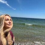 Olga Sumskaya Instagram - Привіт,рідна Одеса!Скучили!🌊🌞⚓️Між тривогами все ж встигли заскочити на Ланжерон !Після шаленого гастрольного туру ці півгодинки зарядили силою і натхненням…Одеса,бережи Боже!🙏🏻❤️