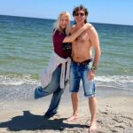 Olga Sumskaya Instagram - Привіт,рідна Одеса!Скучили!🌊🌞⚓️Між тривогами все ж встигли заскочити на Ланжерон !Після шаленого гастрольного туру ці півгодинки зарядили силою і натхненням…Одеса,бережи Боже!🙏🏻❤️