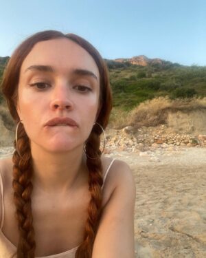 Olivia Cooke Instagram - my job is beach

 🍯 ☀️🍋