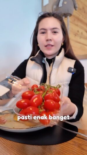 Olivia Jensen Instagram - Italy negara yang paling banyak mengonsumsi tomat. Segala masakan pake tomat 😋 jadinya produsen tomat nya manis bangeeeett ❤️ Disini harus nyobain sayuran sayuran segarnya 🍅🫒🥬🥕🫑🍋