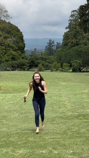 Olivia Jensen Instagram - Capek bolak balik naik turun @kki_kebunrayacibodasbrin setelah sekian kali video baru pas di tengah 🤭😂 Ok ini yang terakhir ya cus mau main di alam sekarang 💕🍃 #LifeWithNature