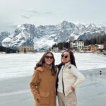 Olivia Jensen Instagram - Moment Dolomites 🏔✨ Di bulan April salju nya masih tebel begini 3 meter lebih tinggi di atas kita! Expektasi mau liat yang ijo-ijo, ternyata dingin nya bukan main ❄️ Ganti judul jadi white spring holiday hihi @sabjensen Alamnya bener bener one of a kind “Majestic” 🏔 . #OJTravels #Dolomites #SouthTyrol