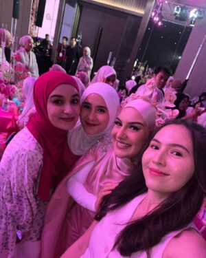 Olivia Jensen Instagram - All Wonder woman at @wonderish.id Serum & Moisturizer launch finally its here 💕 Todays color was so lovely ✨ congrats to @_irishbella_  for making this all happened ✨