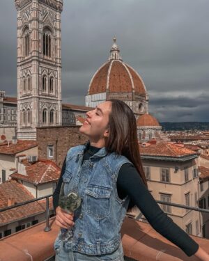 Olivia Jensen Instagram - Hello Piazza Duomo Florence 🇮🇹✨ The town of Italian leathers 👠 Mamamia!