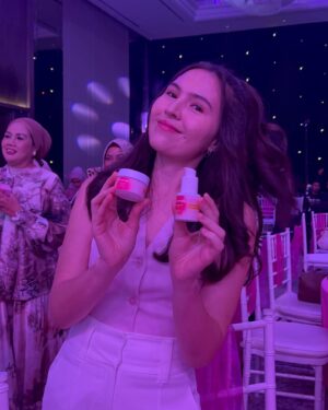 Olivia Jensen Instagram - All Wonder woman at @wonderish.id Serum & Moisturizer launch finally its here 💕 Todays color was so lovely ✨ congrats to @_irishbella_  for making this all happened ✨