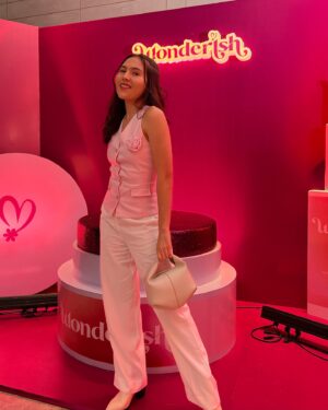 Olivia Jensen Instagram - All Wonder woman at @wonderish.id Serum & Moisturizer launch finally its here 💕 Todays color was so lovely ✨ congrats to @_irishbella_  for making this all happened ✨