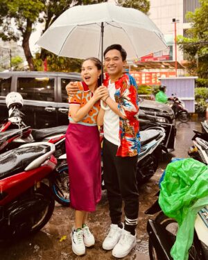 Olivia Jensen Instagram - Uuuyy sweet banget hari ini hujan hujan bikin lapar prewed atau kulineran ke Bogor nih 😍 @anwar_bab @bikinlapertranstv