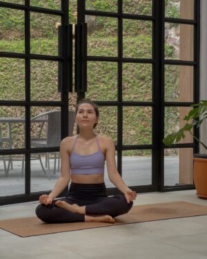 Olivia Jensen Instagram - Namaste di pagi yang auto glowing ini 💦✨😄 #OJfitlife