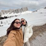 Olivia Jensen Instagram - Moment Dolomites 🏔✨ Di bulan April salju nya masih tebel begini 3 meter lebih tinggi di atas kita! Expektasi mau liat yang ijo-ijo, ternyata dingin nya bukan main ❄️ Ganti judul jadi white spring holiday hihi @sabjensen Alamnya bener bener one of a kind “Majestic” 🏔 . #OJTravels #Dolomites #SouthTyrol