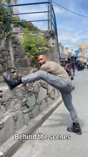 Omari Hardwick Instagram - My bro & castmate @jessejohngarcia caught me on some BTS…right before my character was on the chase to catch his. Good lookin’ @fly_ritchie for the added feels. For all you fans….
🏃🏾💪🏾
#Cruise #Tarantula #TheMOTHER streaming now on @netflix