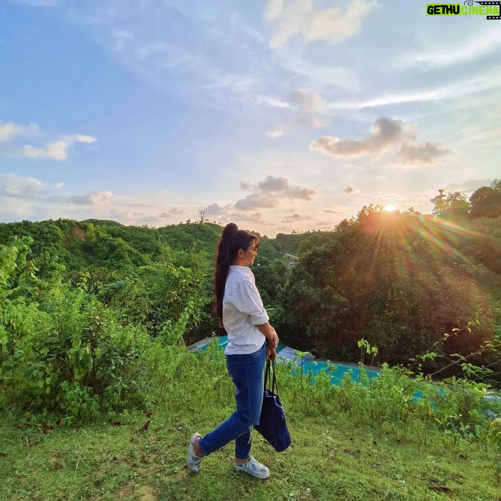 Orchita Sporshia Instagram - Take love of the white pigeon lost in your chaotic world. Happy Valentine's Day and Pohela Phalgun 🌼 #beautifulbangladesh #travelwithsporshia