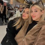 Oriana Marzoli Instagram - Recap di questi giorni🌹 1) Mi farò più foto con questa cravatta pazzesca 🤩 2) Prendendo un po’ d’acqua per strada ☔️ 3) Aereo per Madrid ✈️ 4) Ricontro con il mio amore cocco 🐷 5) Rivedere alle mie migliore amiche (mancano tante foto) 👭🏼 6) Selfie random 🤳🏻 ​ 1) Me haré más fotos con esta corbata que amo 🤩 2) Pillar un poco de agua por la calle ☔️ 3) Avión a Madrid ✈️ 4) Encuentro con el amor de mi vida coco 🐷 5) Volver a ver a mis mejores amigas (faltan muchas fotos) 👭🏼 6) Selfie random 🤳🏻 ​