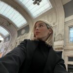 Oriana Marzoli Instagram - Recap di questi giorni🌹 1) Mi farò più foto con questa cravatta pazzesca 🤩 2) Prendendo un po’ d’acqua per strada ☔️ 3) Aereo per Madrid ✈️ 4) Ricontro con il mio amore cocco 🐷 5) Rivedere alle mie migliore amiche (mancano tante foto) 👭🏼 6) Selfie random 🤳🏻 ​ 1) Me haré más fotos con esta corbata que amo 🤩 2) Pillar un poco de agua por la calle ☔️ 3) Avión a Madrid ✈️ 4) Encuentro con el amor de mi vida coco 🐷 5) Volver a ver a mis mejores amigas (faltan muchas fotos) 👭🏼 6) Selfie random 🤳🏻 ​